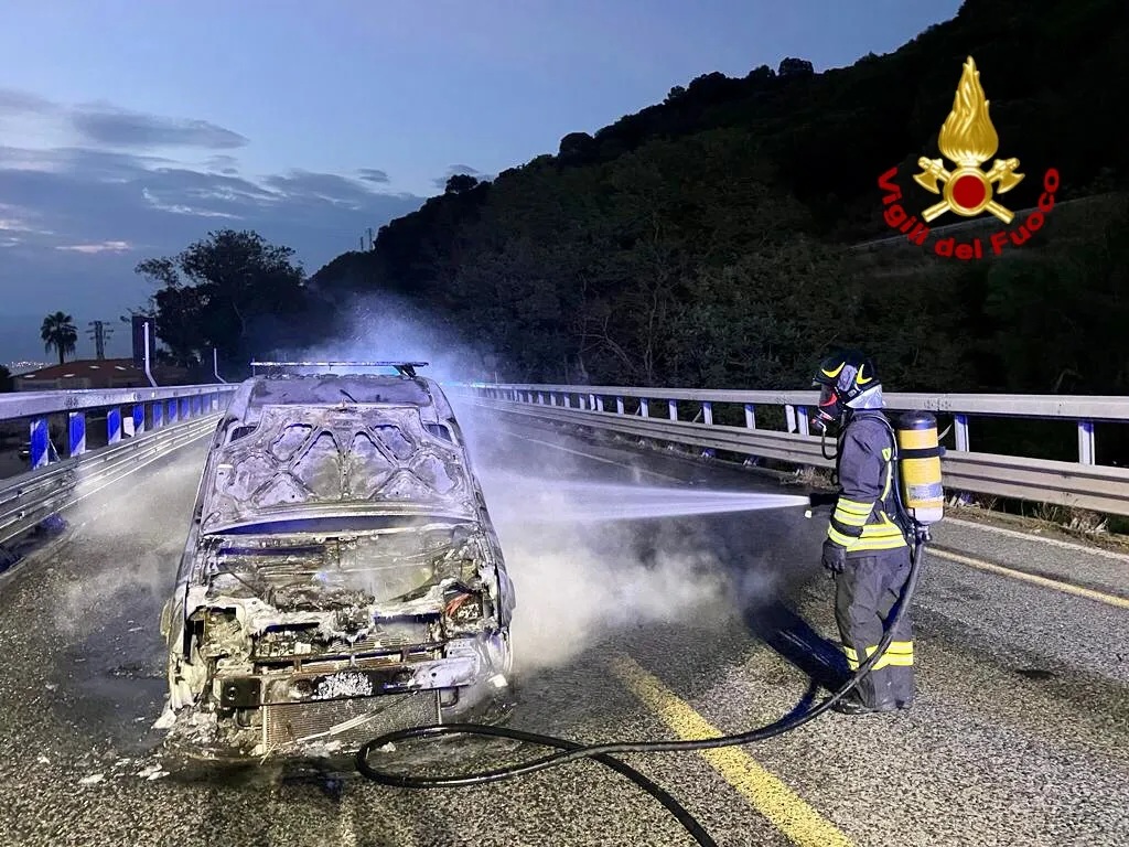 Autofurgone in fiamme sulla Tangenziale di Messina: intervenuti vigili del fuoco