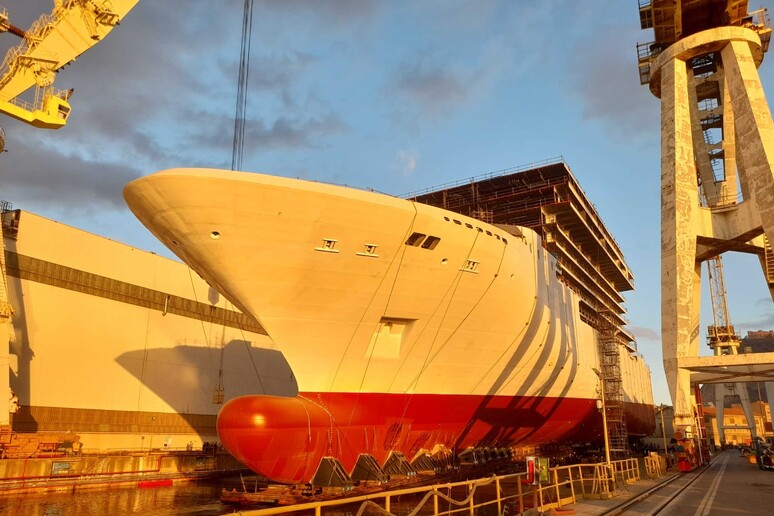 Fincantieri: a Palermo varo del troncone della nave crociera