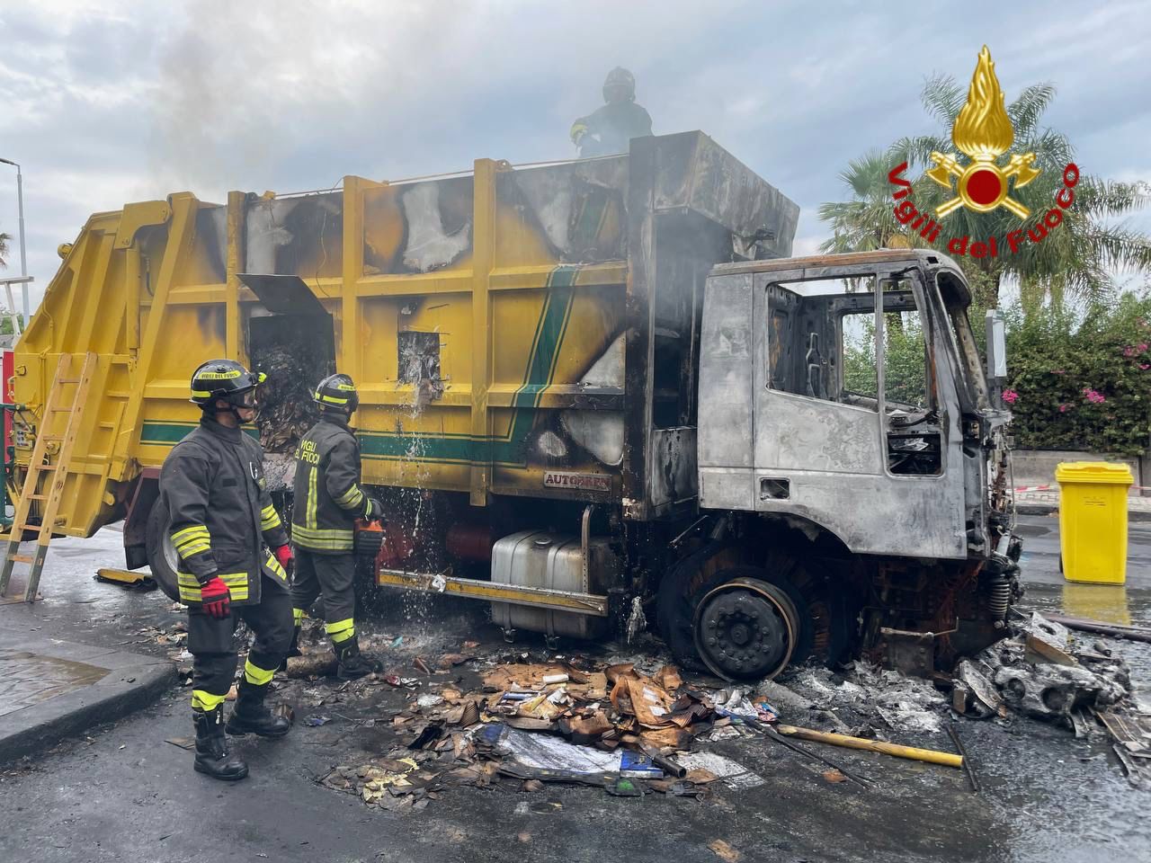I Vigili del Fuoco intervengono per l’incendio di un autocompattatore a Catania – Foto
