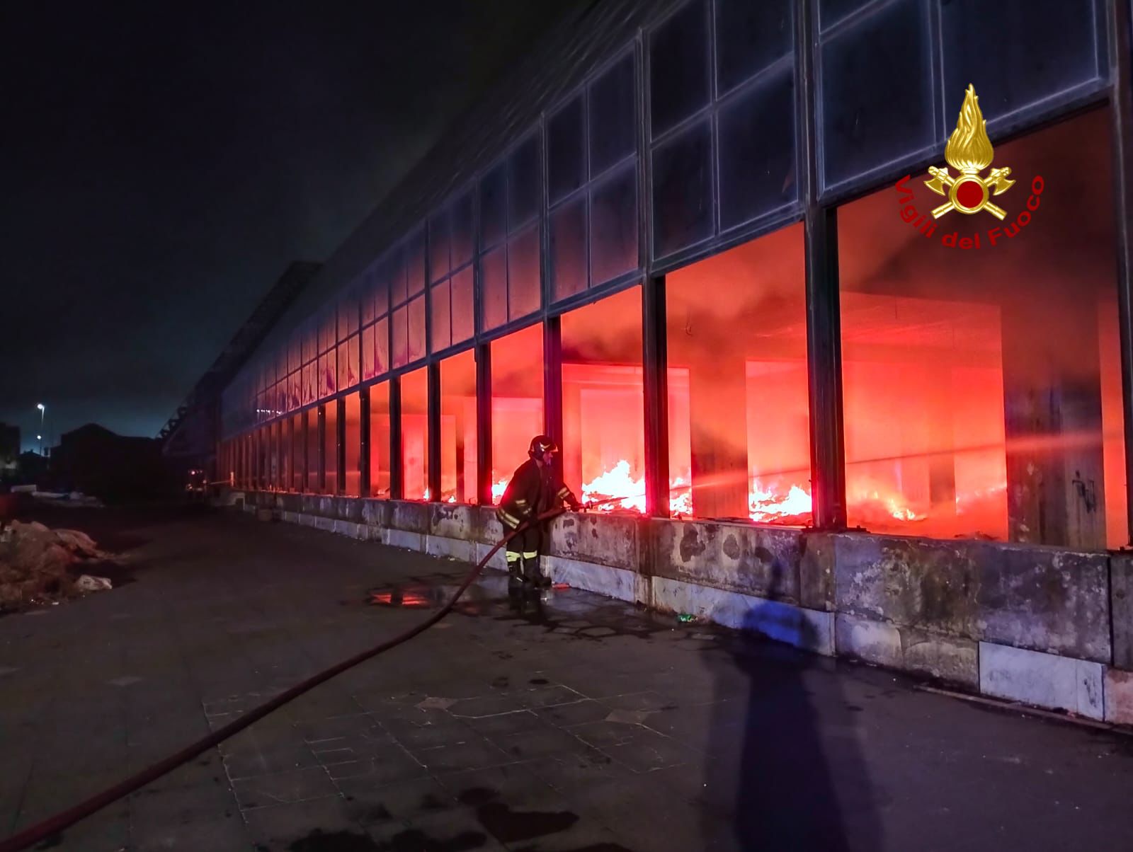 In fase di spegnimento e messa in sicurezza l’incendio in via Acquicella a Catania