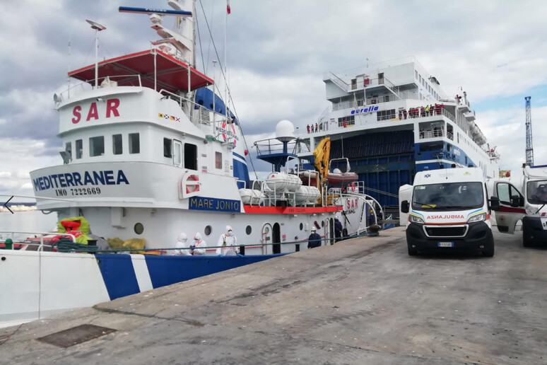 Sono 194 i migranti sbarcati nella notte a Lampedusa,anche Ong in soccorso
